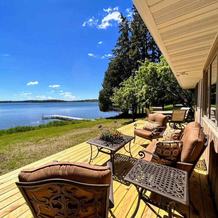 Cozy cabin steps from the lake with amazing view! Cabins for Rent in