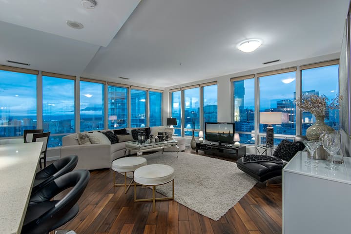 2BR/2BA SUB PENTHOUSE in the ❤️HEART❤️ of Downtown