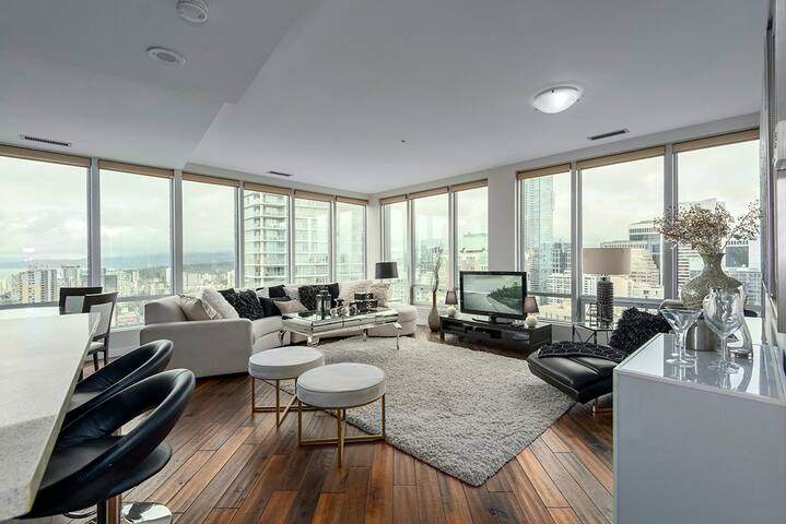 2BR/2BA SUB PENTHOUSE in the ❤️HEART❤️ of Downtown gallery image 2