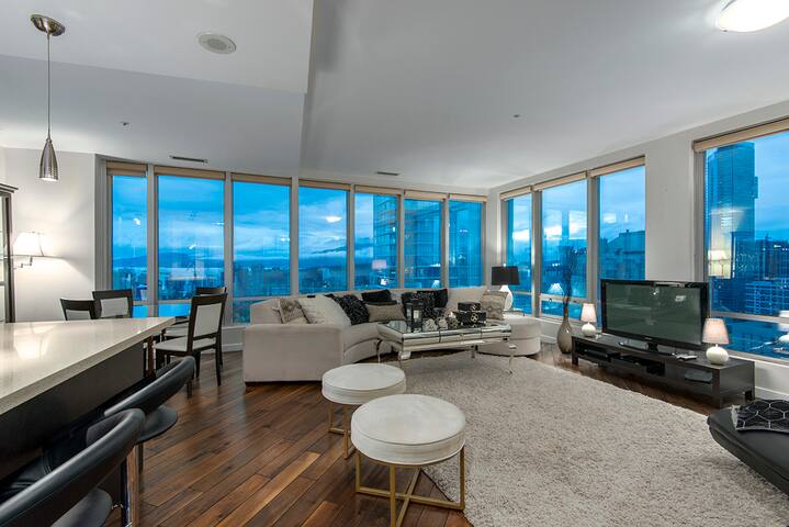 2BR/2BA SUB PENTHOUSE in the ❤️HEART❤️ of Downtown gallery image 3
