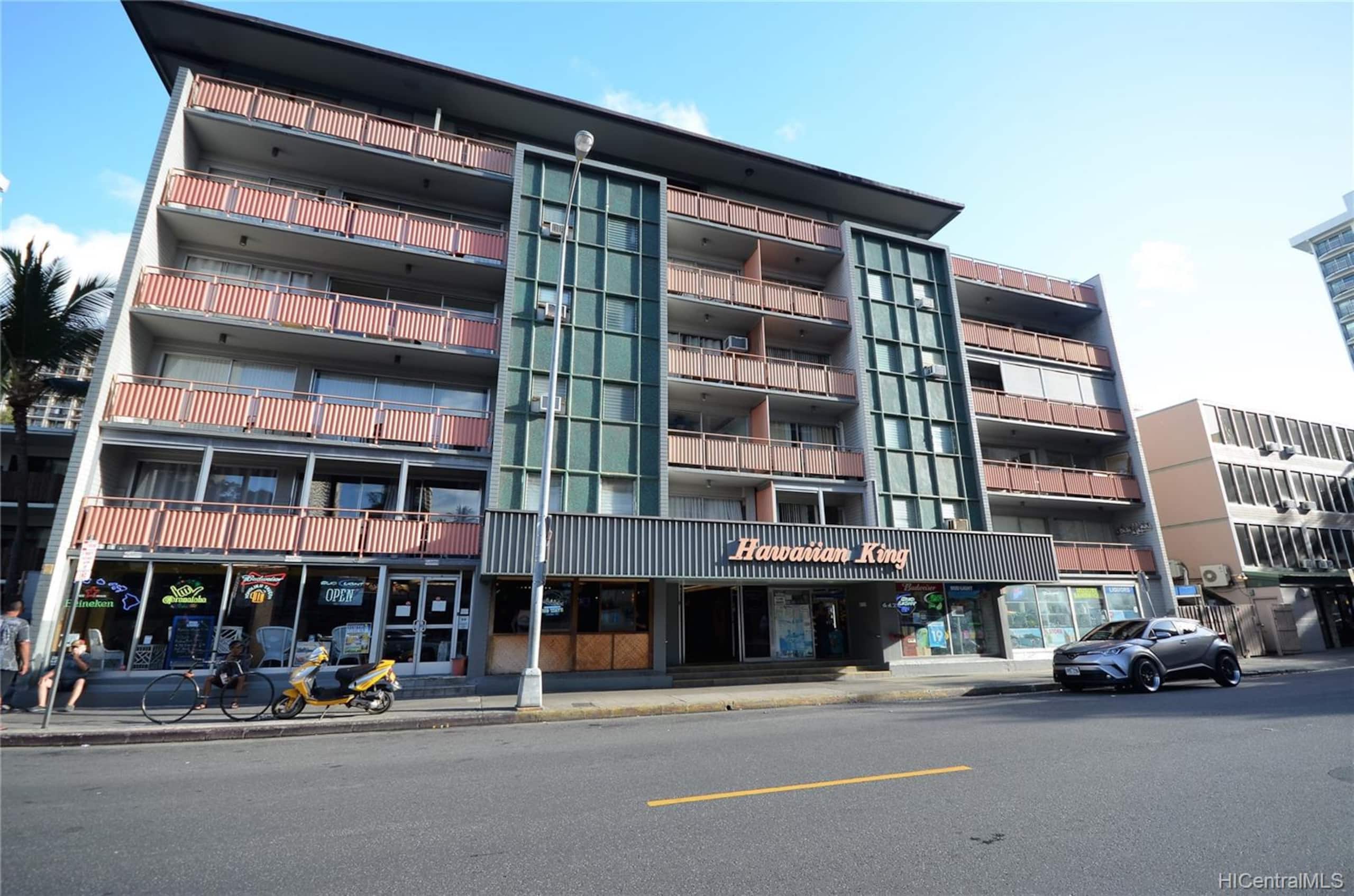 Condo in Honolulu · ★4.82 · 1 bedroom · 2 beds · 1 private bath - Image 3