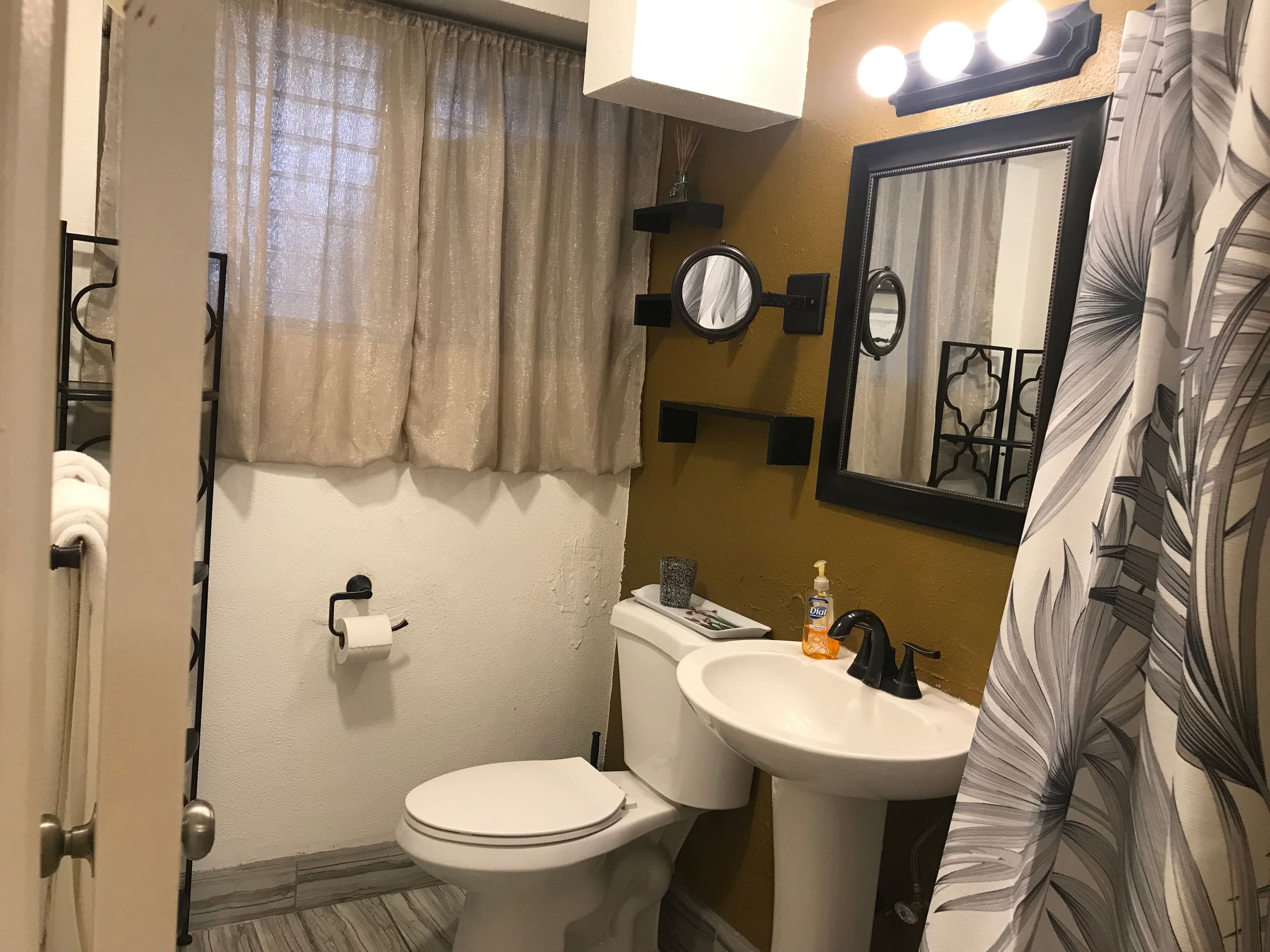 Condo in Honolulu · ★4.82 · 1 bedroom · 2 beds · 1 private bath - Image 5