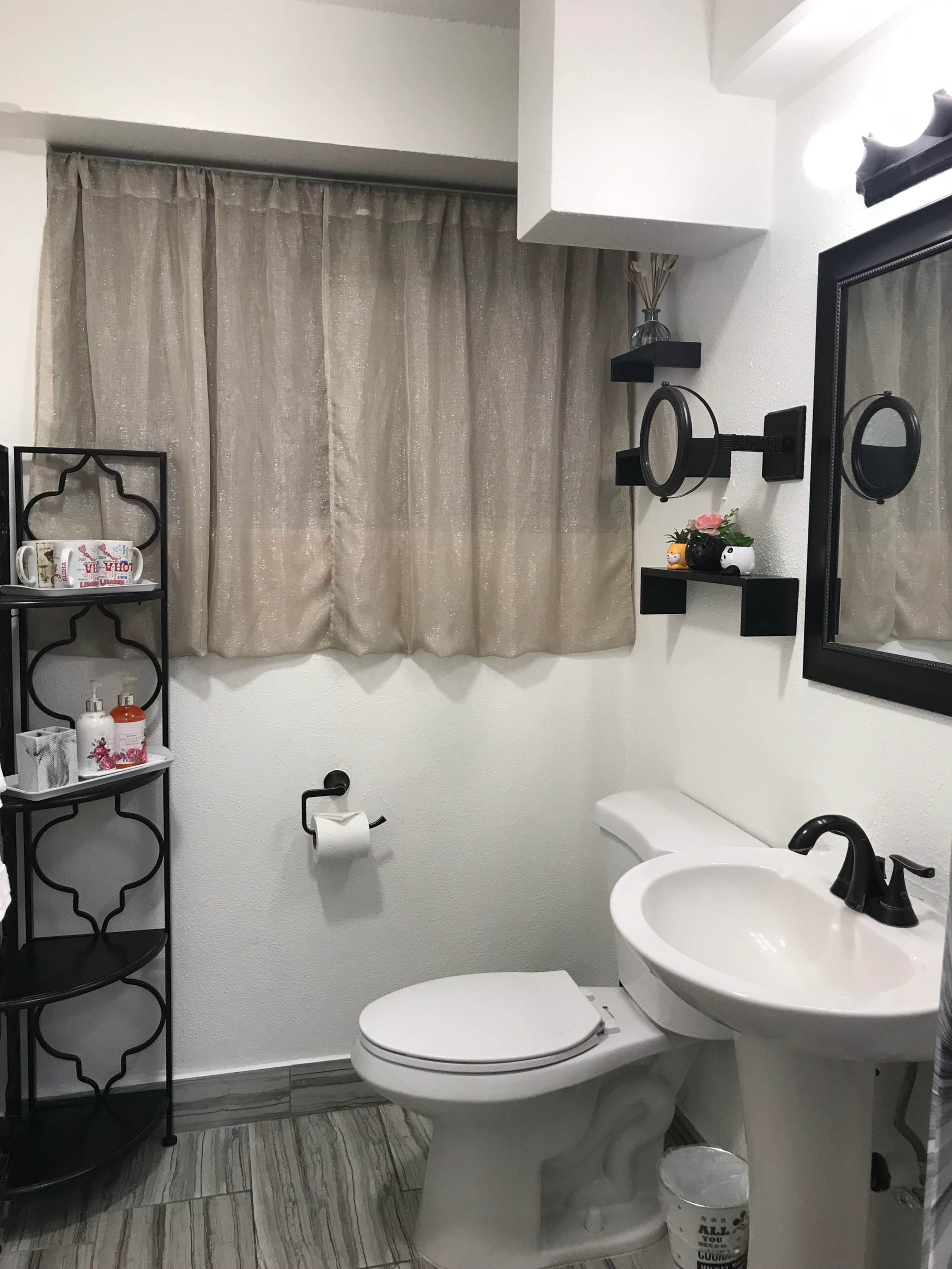 Condo in Honolulu · ★4.82 · 1 bedroom · 2 beds · 1 private bath - Image 6