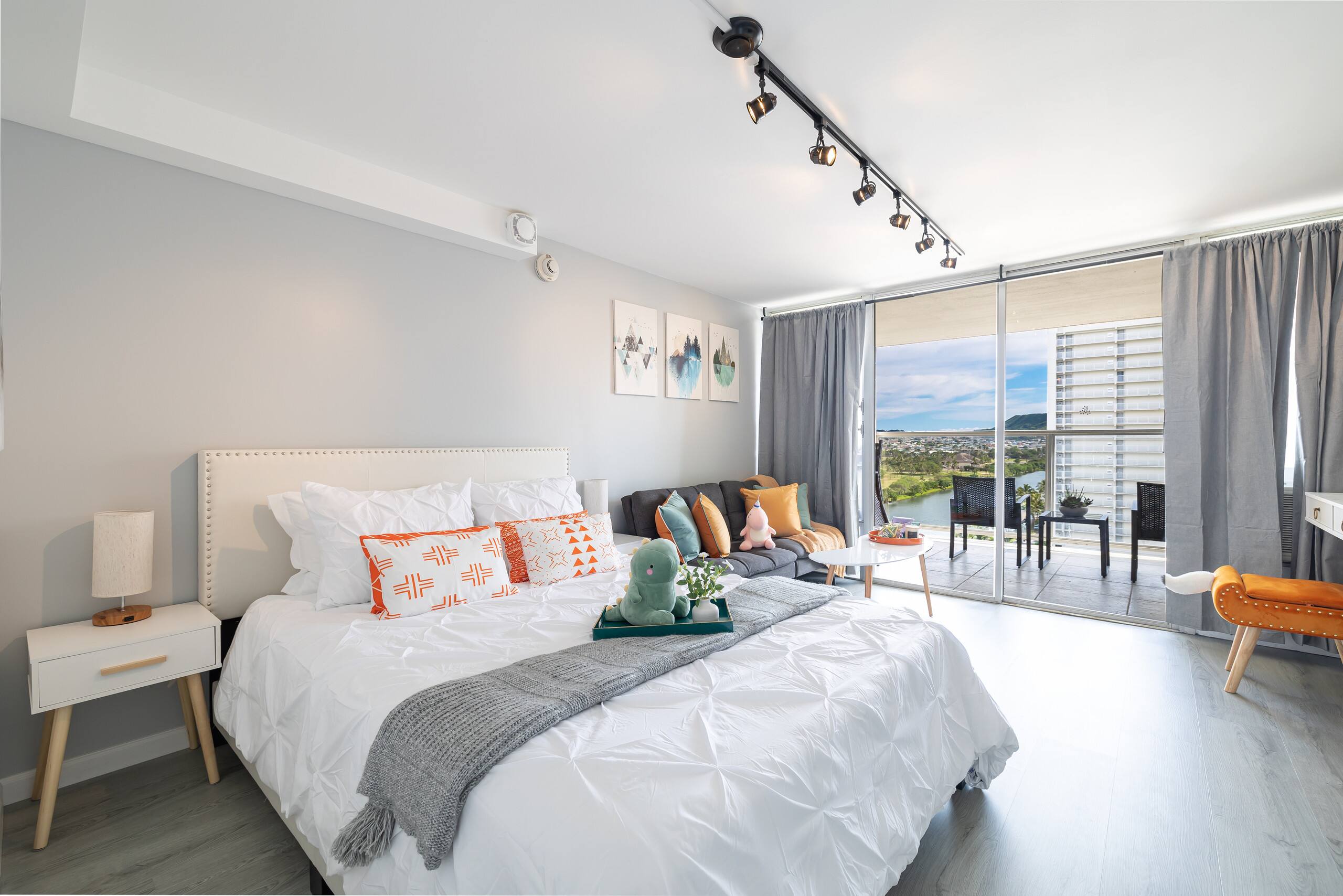 Condo in Honolulu · ★4.73 · Studio · 2 beds · 1 bath - Image 1