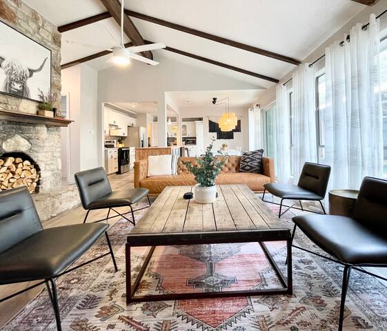 Luxury 6BR 3B Pool – Hot Tub Foosball Near Domain gallery image 5