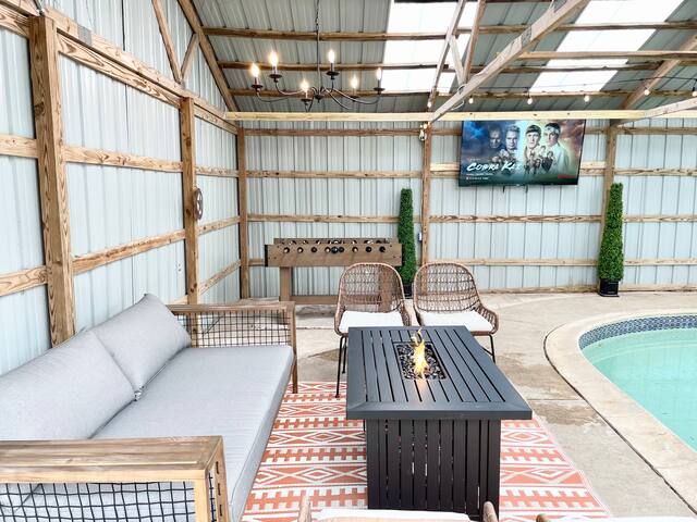 Luxury 6BR 3B Pool – Hot Tub Foosball Near Domain gallery image 3