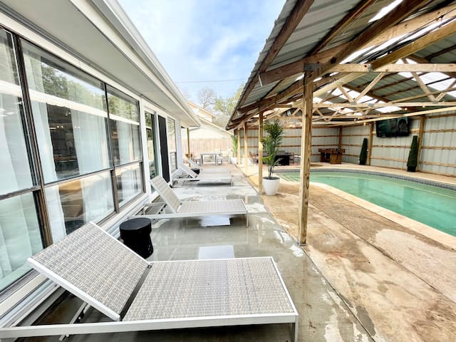 Luxury 6BR 3B Pool – Hot Tub Foosball Near Domain gallery image 2