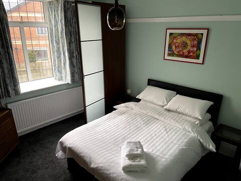 Double bedrooms in Saddleworth, parking, bus-route