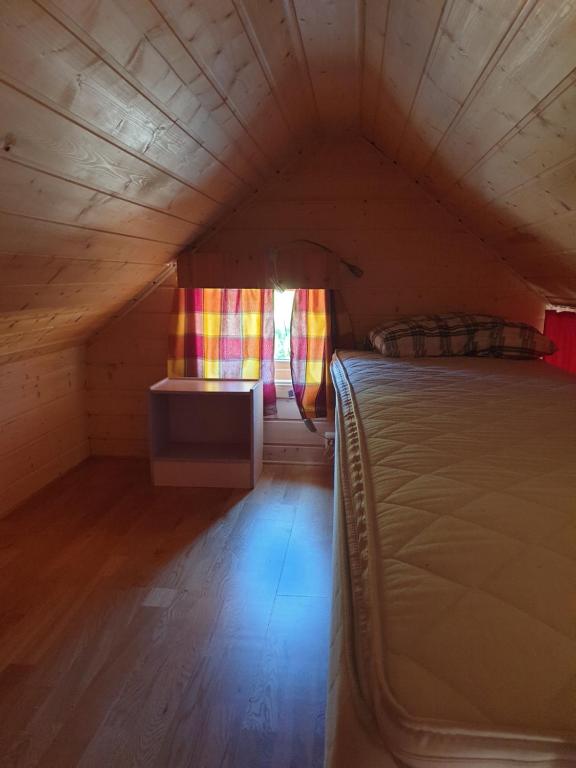 Woningen achterin. Hier bevindt zich een eenpersoonsbed met mogelijkheid om eventueel een matras op de grond te leggen.
Kindveilig maken moet voorkomen dat kleinere kinderen één verdieping naar beneden vallen. 
Klim naar de zolder.