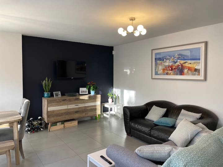 Bright, Open Plan, Modern Home Close To The Sea - Bray