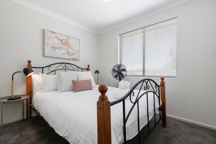 The second bedroom has a queen bed with quality linen, bedside tables/lamps to both sides, a hanging nook for your belongings and a streams of natural light..