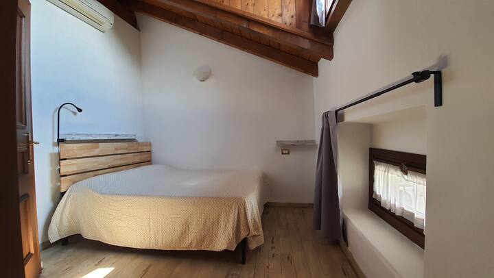 ห้องนอนคู่พร้อมเตียงฝรั่งเศสและเครื่องปรับอากาศ 