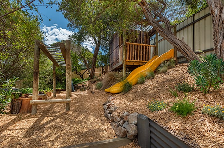 ‘Crabby Shack’-8m heated pool, play ground, sauna. gallery image 2