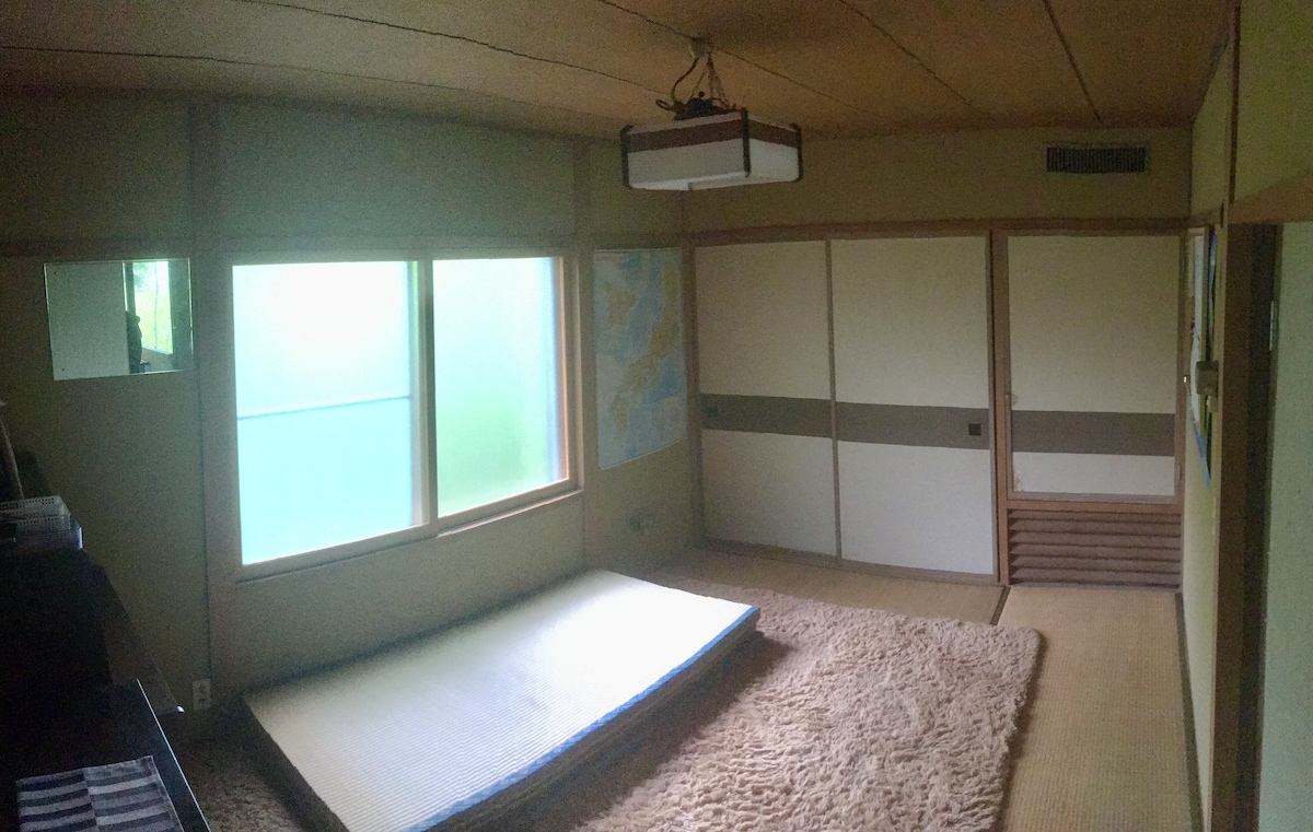 Tatami bedroom (with 2 futons) in the 1.st floor.