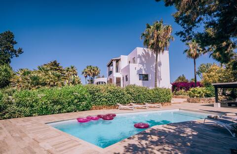 Villa Lucky, beautiful spacious 6 bedroom villa