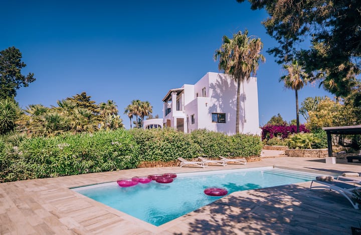 Villa Lucky, beautiful spacious 6 bedroom villa