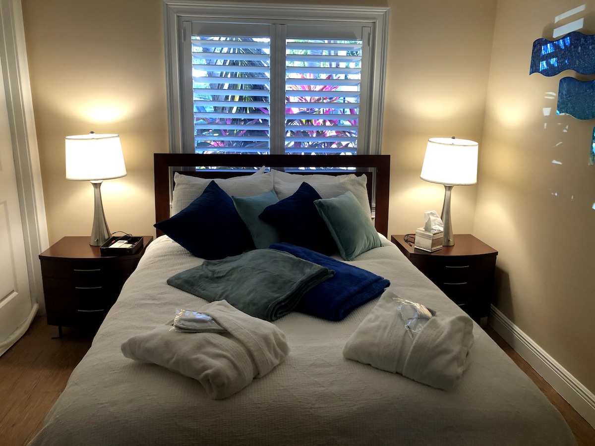 Very comfortable queen size bed with high end bedding and options of softer or firmer pillows. Both nightstands have ample storage, and multi 3 in 1 USB iPhone charging cables in case you forgot yours. Bathrobes and slippers provided for your comfort