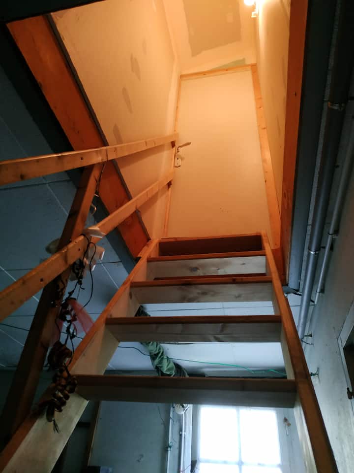 Escalera, tipo molinero, para acceder a la habitación.