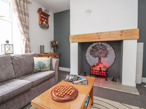 Top performing Airbnb: Cosy Haworth cottage, central with a private drive in Haworth And Stanbury