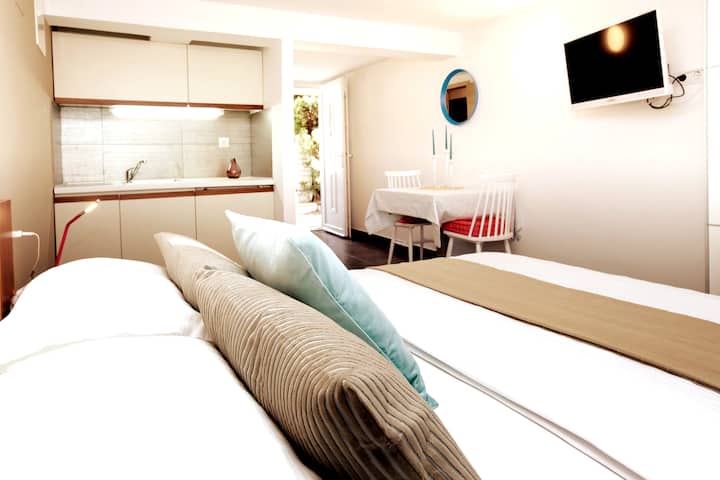 L'étage inférieur dispose d'une chambre double séparée avec une salle de bains privée et une petite kitchenette.

Entrée séparée - en bas du rez-de-chaussée