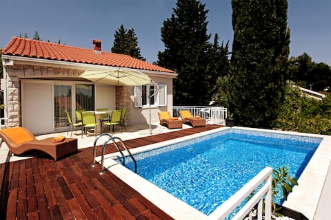 Villa Oleandra: Seaside Pool Retreat
