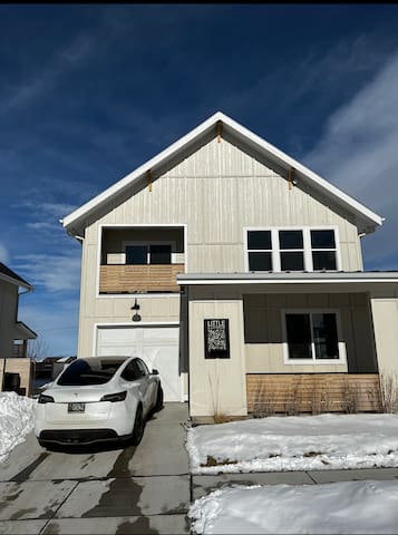 Modern Lux Cottage, Mtn Views, Close to Downtown