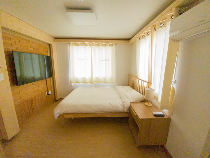 هذه صورة لغرفة النوم بأكملها.
تم تجهيز غرفة النوم أيضًا بتلفزيون وتكييف الهواء بشكل منفصل، وهي مجهزة أيضًا بتلفزيون وتكييف هواء.
المسكن المجاور للسرير الكبير هو أيضًا غطاء مزدوج الحجم.