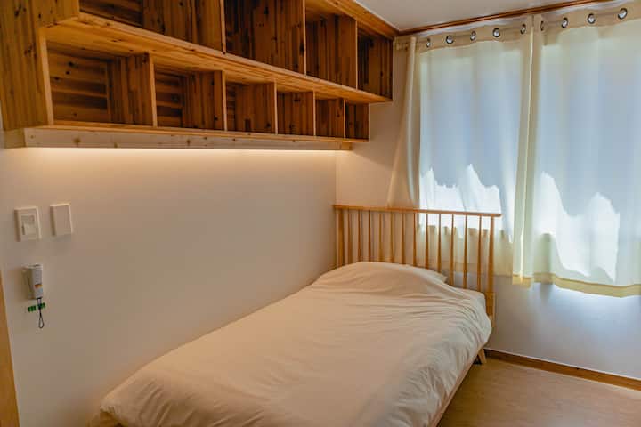 هذه هي الغرفة الثانية في الطابق الأول.
تجعل الأضواء غير المباشرة الواردة بشكل جميل الغرفة أكثر راحة.