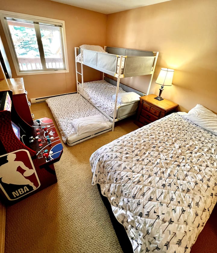 Kitanda cha ghorofa kina sehemu ya tatu ambayo inateleza vizuri kwa ajili ya matembezi ya kulala.