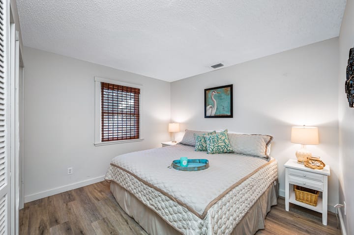 Spavaća soba 3 – ova udobna soba za goste ima veliki bračni krevet i jednostavan pristup kupaonici za goste koja se nalazi odmah preko hodnika. U ormaru se nalazi ventilator koji se može okretati kako bi vam bilo još udobnije tijekom boravka.