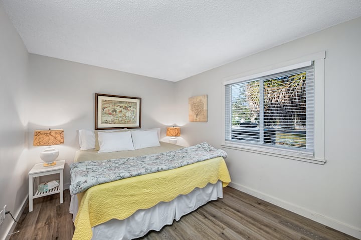 2. spavaća soba – ugodan prostor s velikim bračnim krevetom, pametnim televizorom i garderobom za duže boravke. U ormaru se nalazi ventilator koji se može zakretati kako bi se postigla optimalna udobnost.