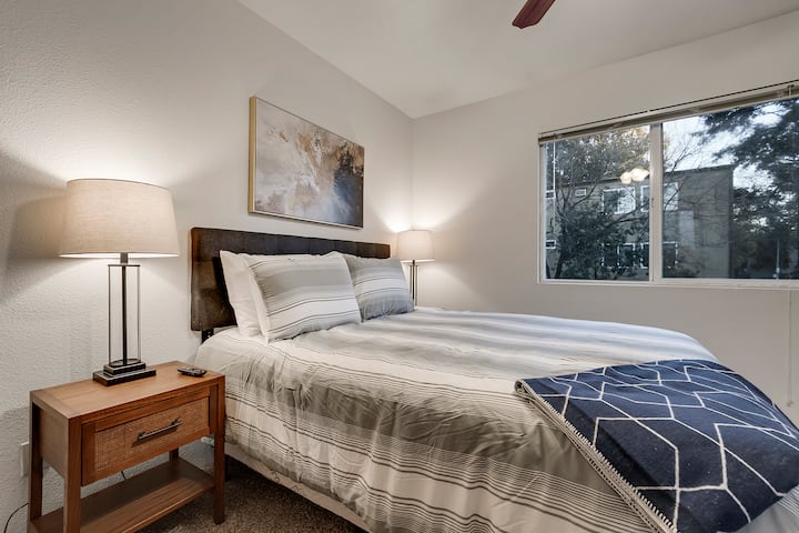 تحتوي كل غرفة نوم على سرير بحجم كوين كامل ، وطاولات جانبية للسرير على كلا الجانبين ، ومنافذ ، ومروحة سقف ، وتلفزيون ، وكرسي جانبي ، وإضاءة كافية.