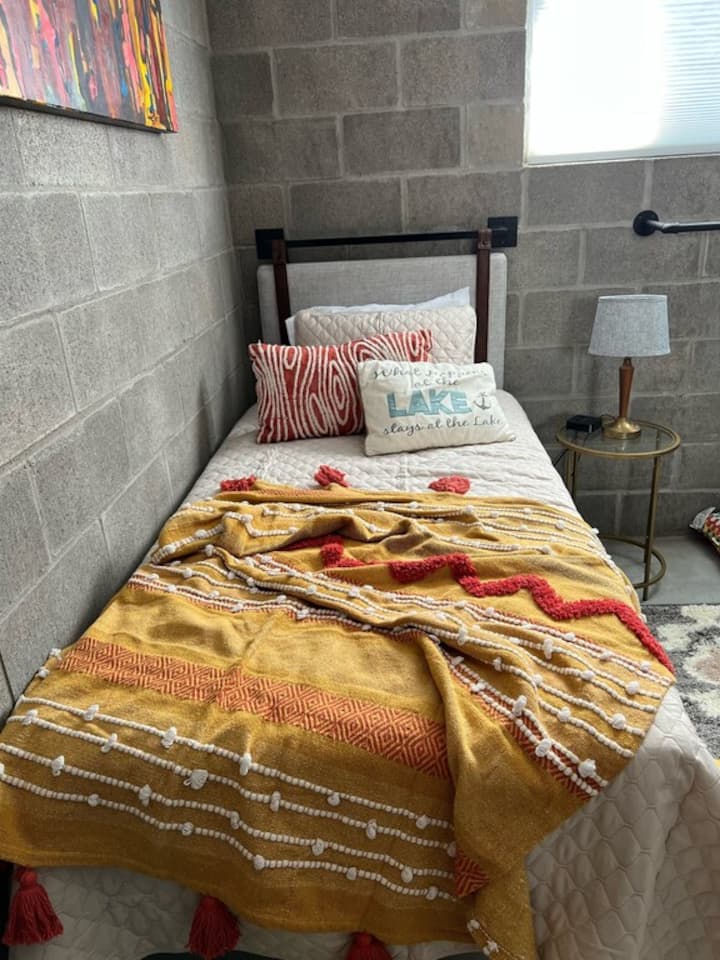 מיטה זוגית בחדר השינה הקדמי למטה