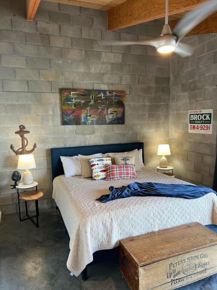 חדר עם נוף לאגם עם שולחן כתיבה