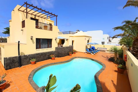 4 bedrooms 3 bathrooms sleeps 10 persons.pool,