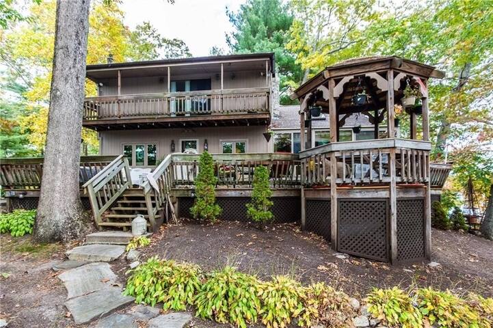 Beautiful Lakefront Cottage w/ Sunset Views gallery image 5