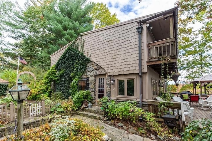 Beautiful Lakefront Cottage w/ Sunset Views