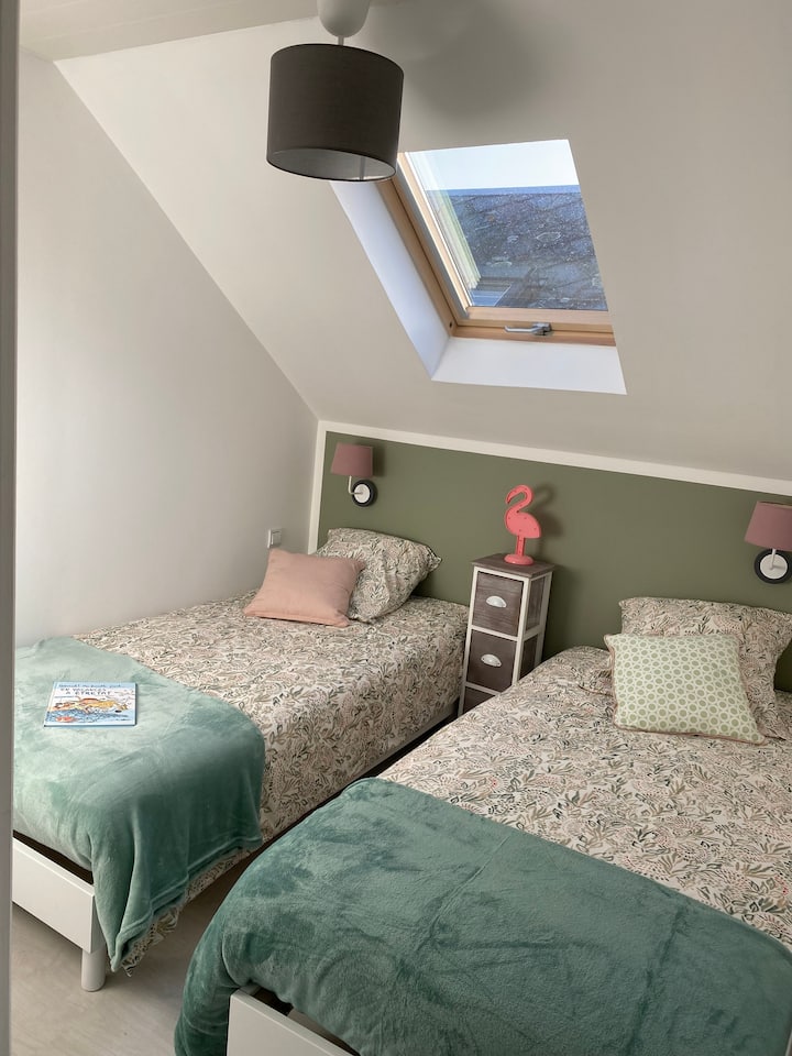 Habitación con dos camas individuales arriba