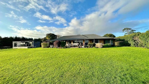 Spacious 3 Bedroom Farmhouse with Spa Pool