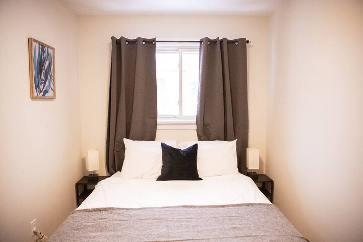 Room 3: Queen bed