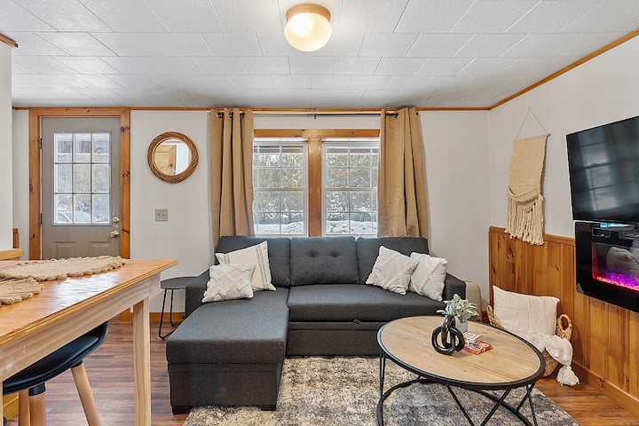 Cabin W/ Privatehottub, Pet Friendly Cozy Retreat - New Hampshire