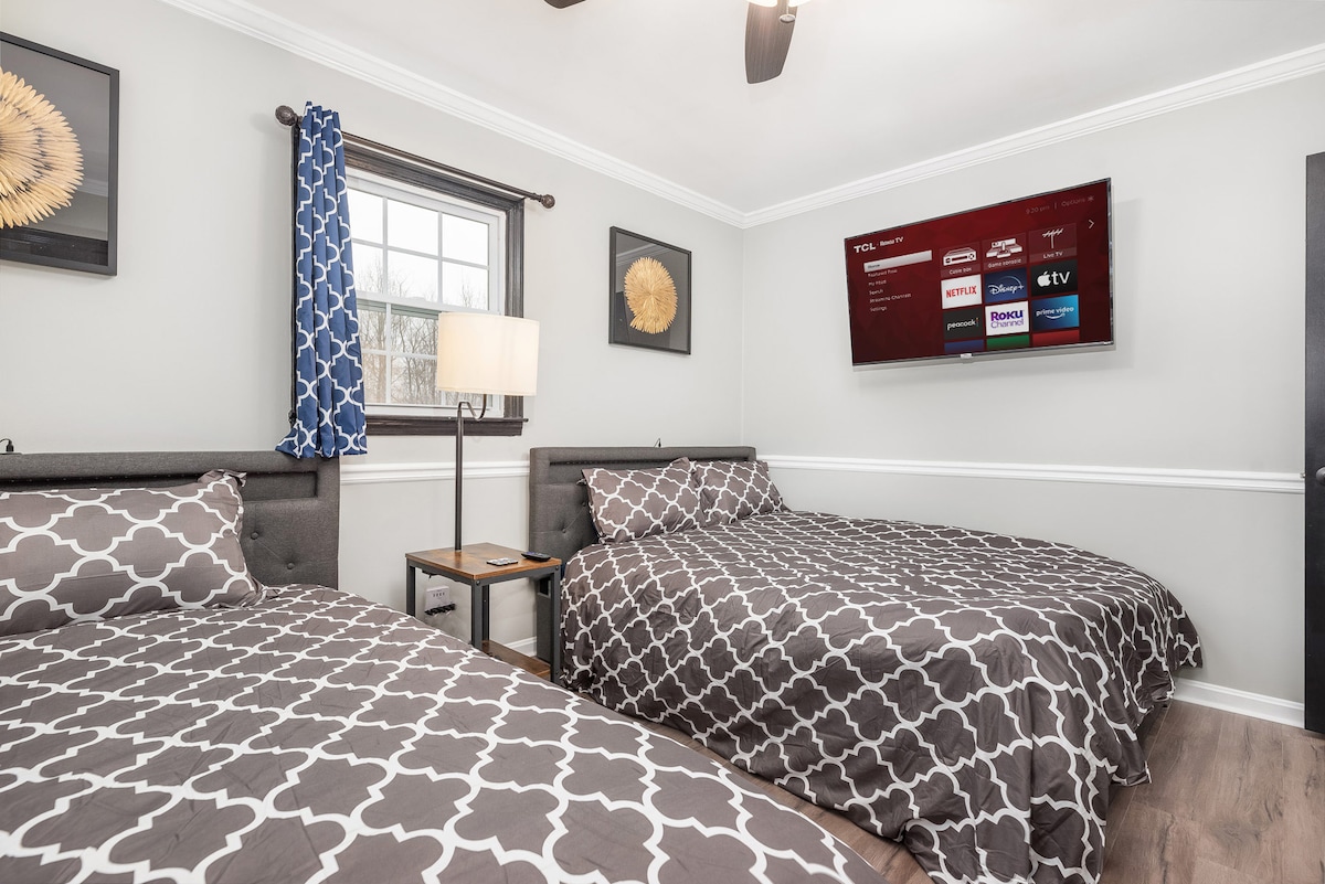 Спална соба 2 има 2 брачни кревета и 4K Roku телевизор.
