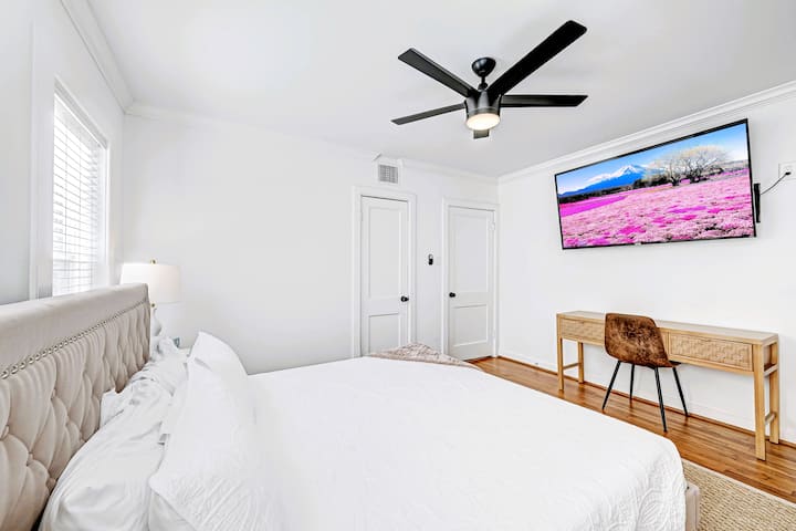 1712 Fairview Street Houston, Texas 77006

Noordslaapkamer (1 van 2) met 65inch Roku, kingsize bed, kast en werkruimte. 