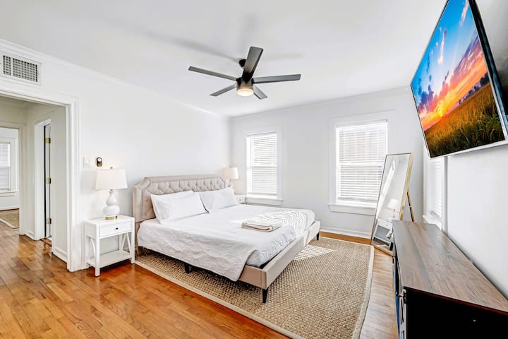 1712 Fairview Street Houston, Texas 77006

Slaapkamer op het zuiden (2 van 2) met 65inch Roku, kingsize bed en kast. 