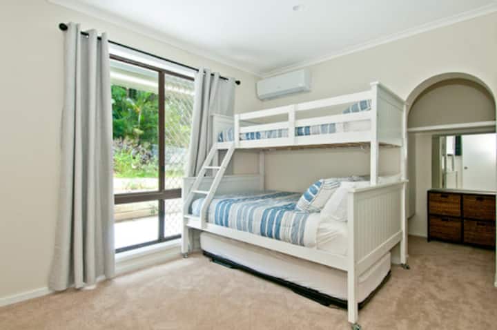 Dormitorio 2 del rancho con cama individual nido debajo de la cama doble. Los nidos están en las patas tan alto como las camas normales. Colchones de muelles interiores adecuados.