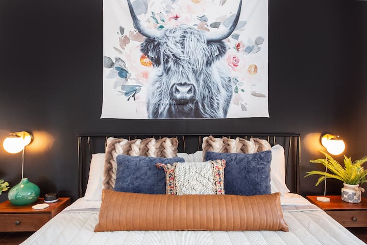 HUGE Corner💍GEM-walk to BROADWAY w/pool SLEEPS 8