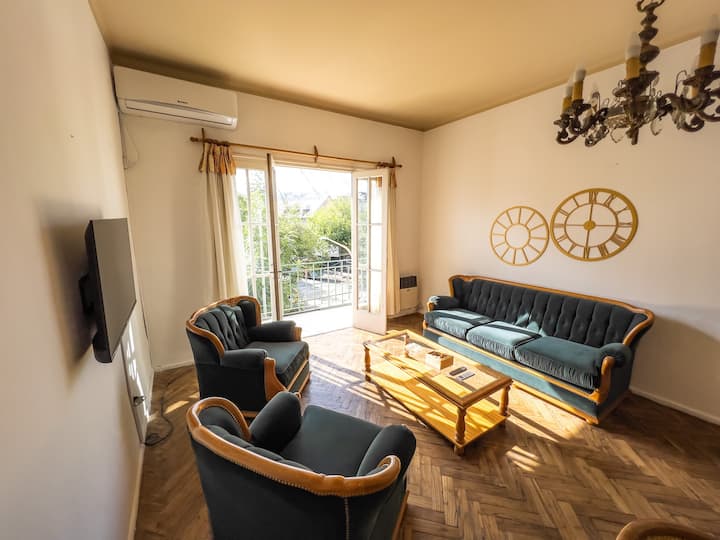 Spacious and bright apartment with garage Vacation homes for Rent in