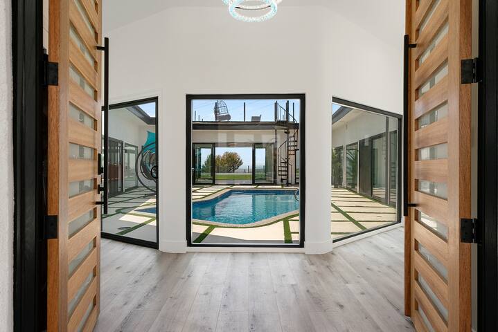 Paradise Villa with Pool, Jacuzzi, Golf & 360Views gallery image 4