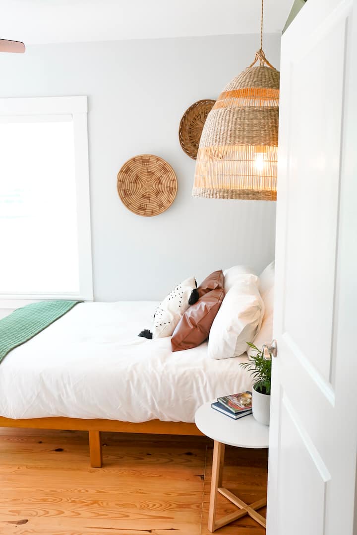 El dormitorio verde cuenta con un espacio relajante con sábanas de hotel y artefactos globales importados de Perú y México, la habitación tiene una puerta directa para acceder al patio, jacuzzi, jardín y patio trasero.