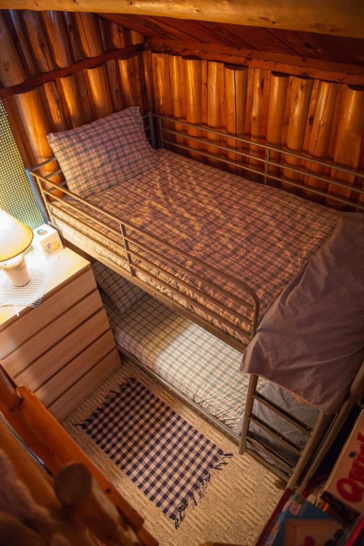 Chumba kidogo cha kulala na vitanda pacha vya ukubwa wa bunk. Pia ngazi ya ukuta ili kuingia kwenye roshani ndogo isiyo na chumba cha kichwa, angalia picha ya roshani yenye magodoro 2 kwenye sakafu.